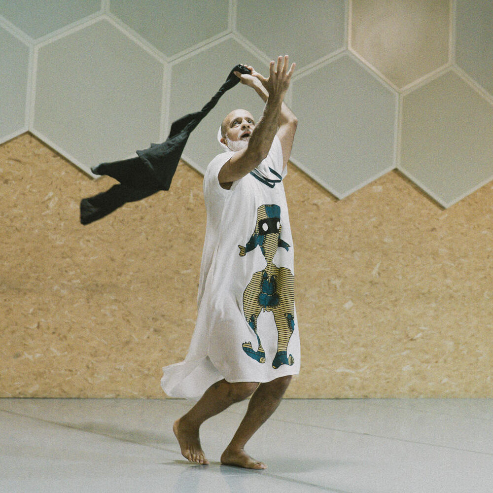 Performance Mariposa by David Zambrano (Photo by Arnaud Beleen)