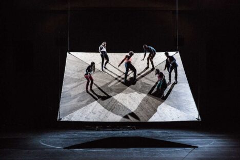 Yoann Bourgeois Art Company_He who falls © Géraldine Aresteanu