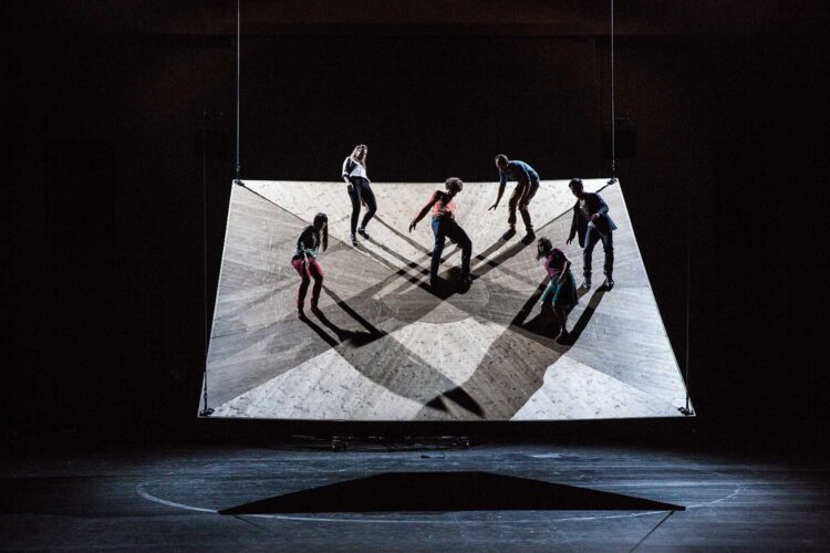 Yoann Bourgeois Art Company_He who falls © Géraldine Aresteanu