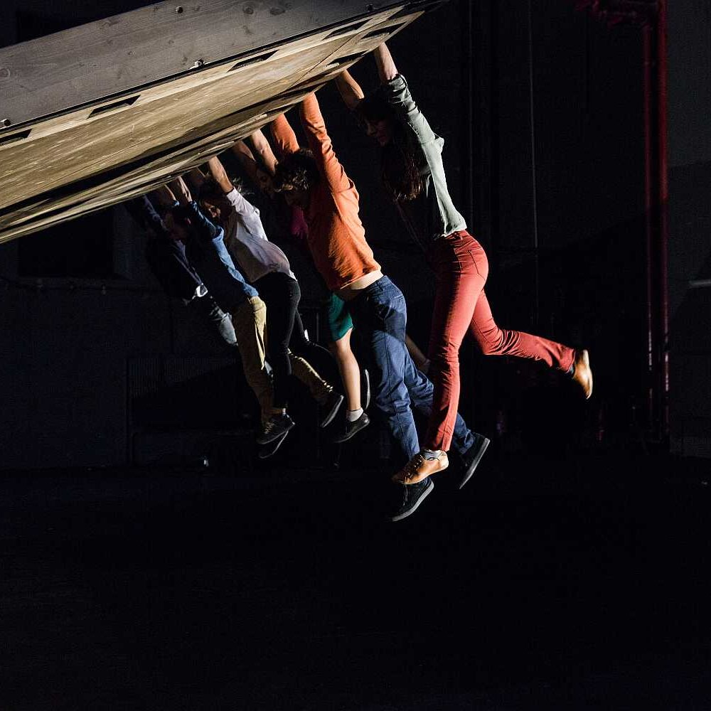 Yoann Bourgeois Art Company_He who falls © Géraldine Aresteanu